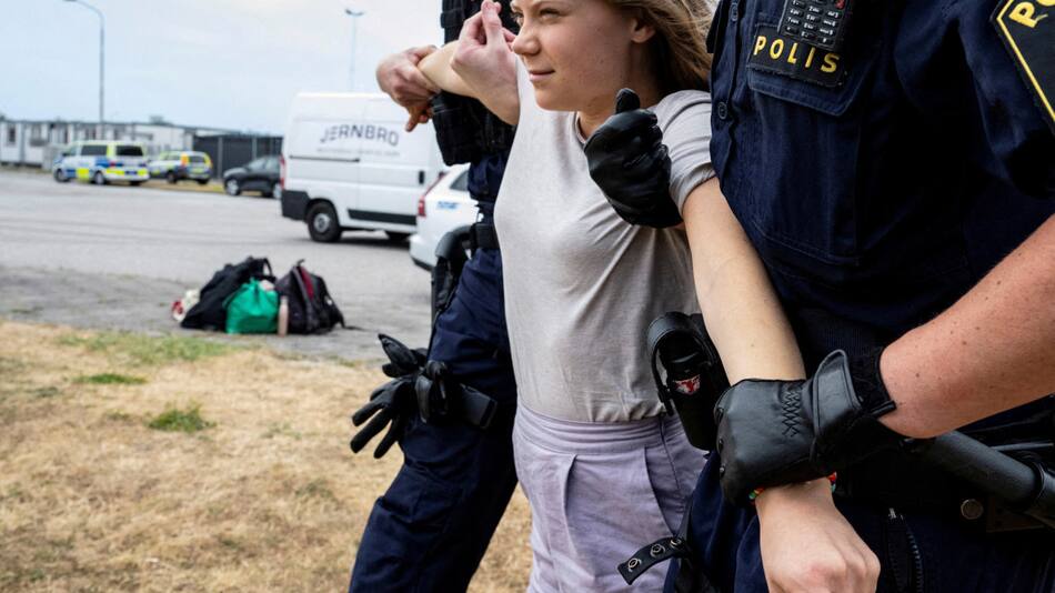 Greta Thunberg con la Policía en Suecia. Foto: REUTERS.
