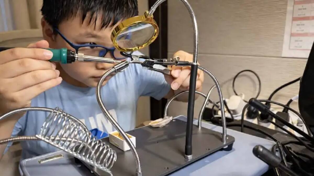 Tiene 14 años, construyó un motor turborreactor desde cero y nadie puede creer cómo lo hizo: “Mi intención era aprender”