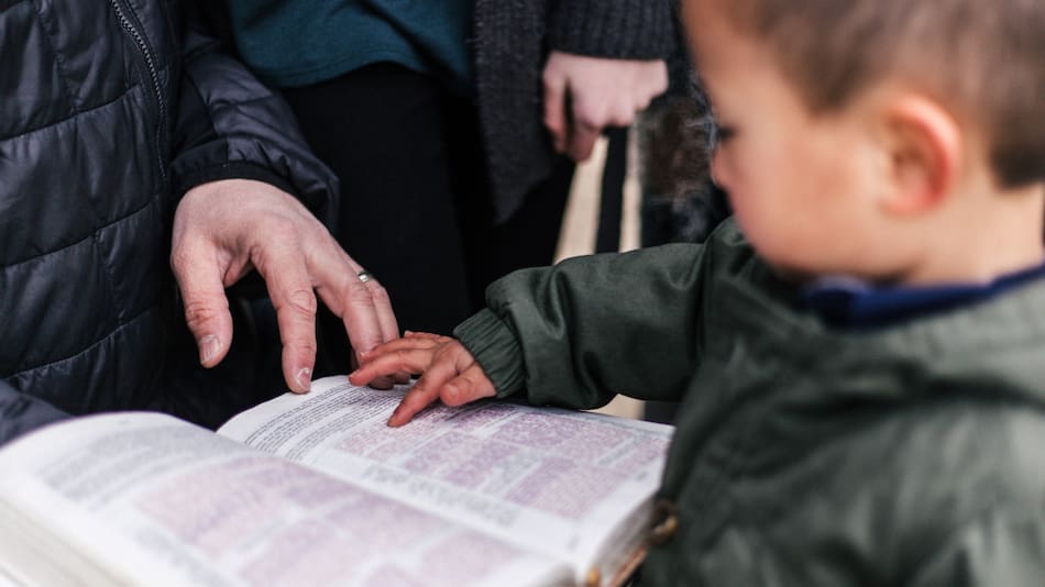 Biblia; niño. Foto: Unsplash.