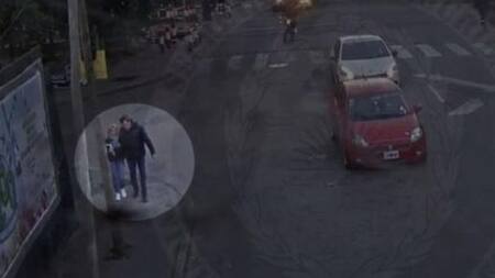 Del Río y la corredora inmobiliaria caminando por la zona. Foto: captura video