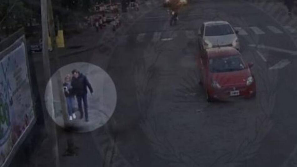 Del Río y la corredora inmobiliaria caminando por la zona. Foto: captura video