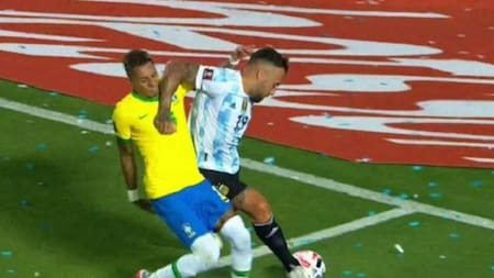 La Conmebol suspendió a los árbitros del partido entre la Argentina y Brasil por no expulsar a Otamendi