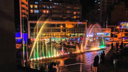 Córdoba Capital y el espectáculo de las Aguas Danzantes. Fuente: Turismo Córdoba.