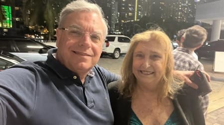 Carlos Monti junto a su esposa. Foto: Instagram.