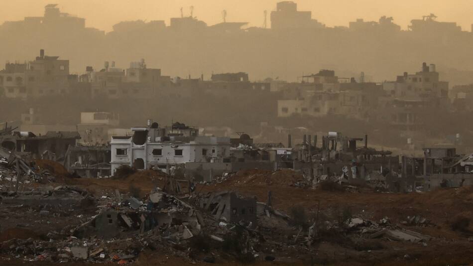 Edificios en ruinas en Gaza , visto desde el sur de Israel. Reuters