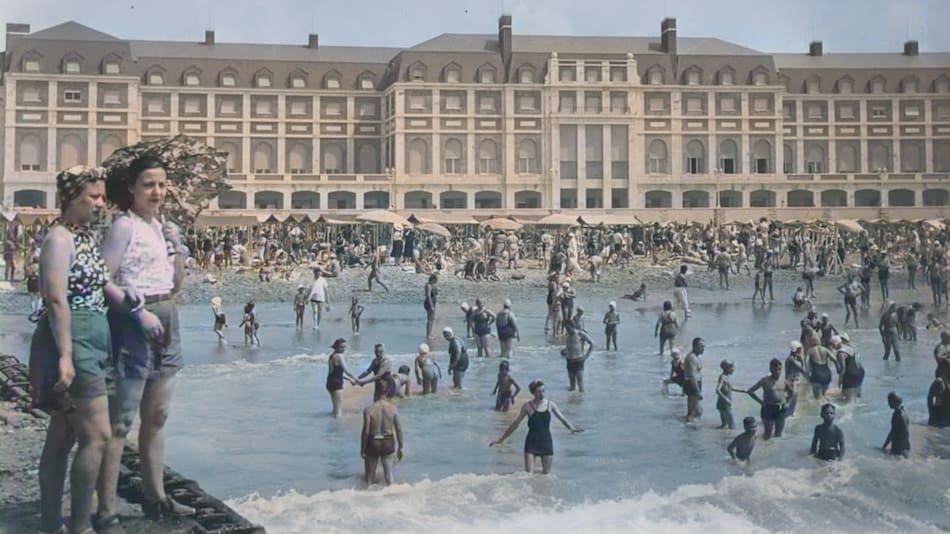 Una postal de la playa Bristol de Mar del Plata, en la época del tsunami de 1954