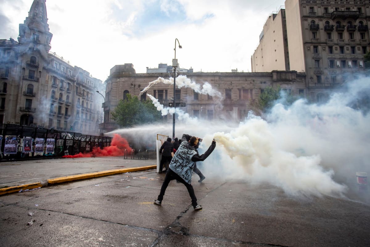 Personas arrojan piedras contra la Policía en la Marcha Federal Universitaria.