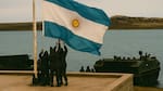 Siete banderas argentinas en Malvinas: la emocionante historia sobre el izamiento de la celeste y blanca en las islas