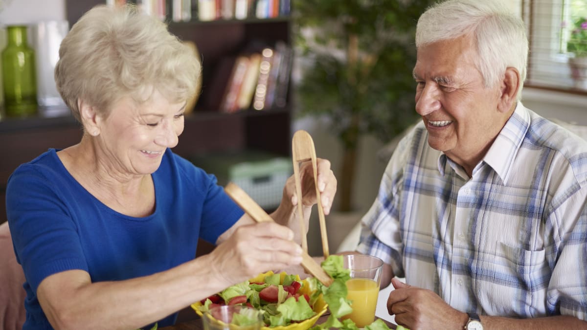 “No alcanza con caminar”: las cuatro claves para vivir más y mejor, según un experto en longevidad