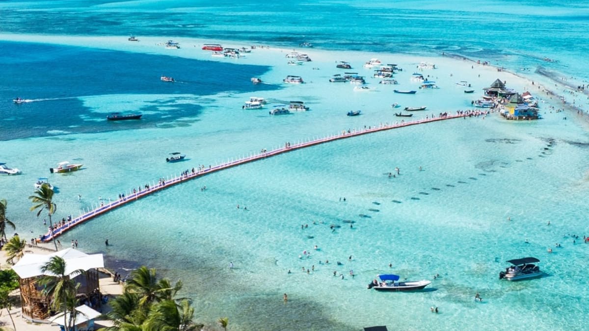 La playa de Sudamérica con un mar de 7 colores que hipnotiza.
