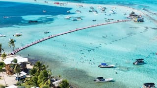 Un espectáculo natural único: la impresionante playa de Sudamérica con un mar de 7 colores que hipnotiza a los turistas