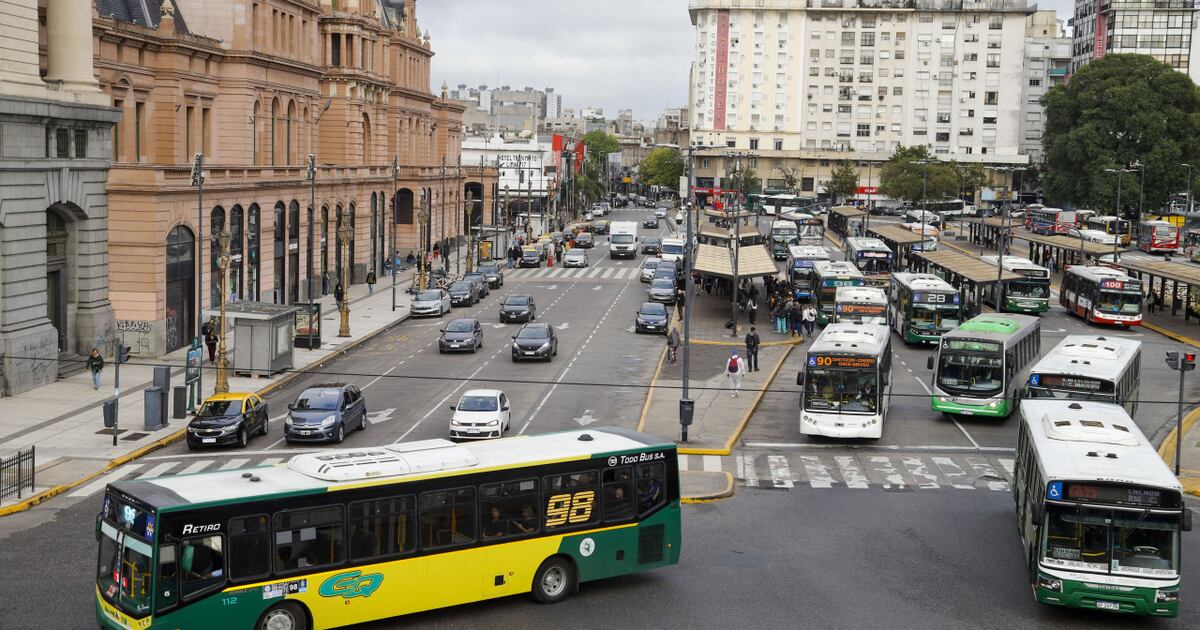 La línea de colectivo ideal para recorrer lugares emblemáticos de la ...