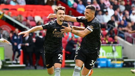 Arsenal goleó a Brentford y es el único líder de la Premier League