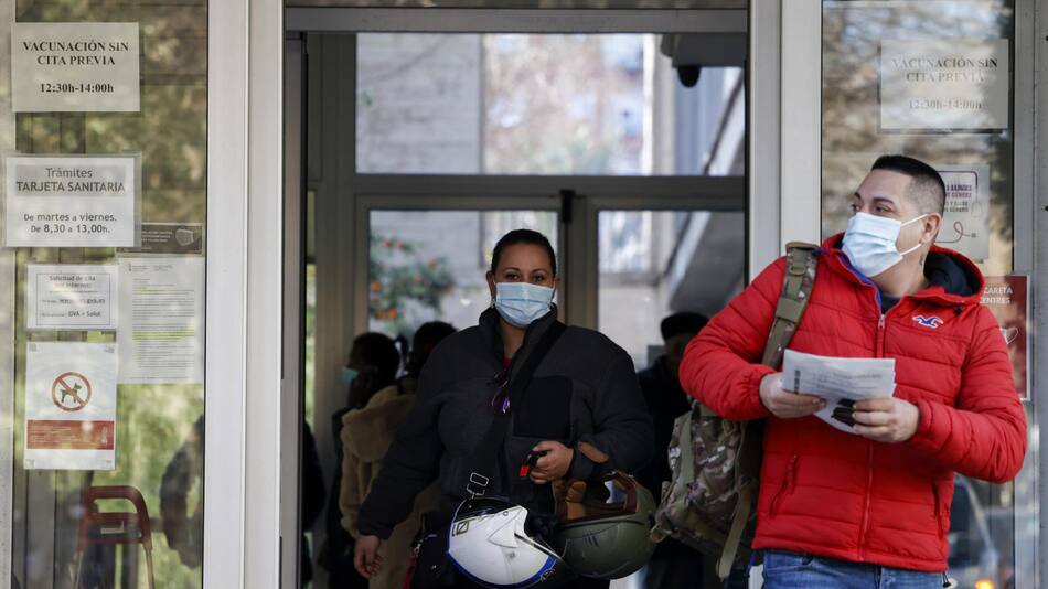 España impondrá el uso de la mascarilla en centros de salud por una nueva ola de gripe. Foto: EFE