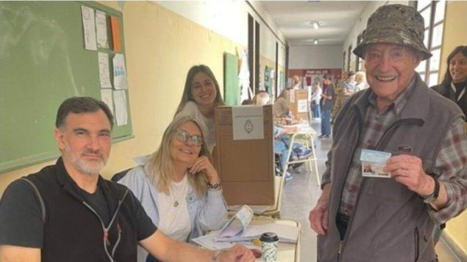 Ronald Scott, con una sonrisa en el centro de votación. Foto: X