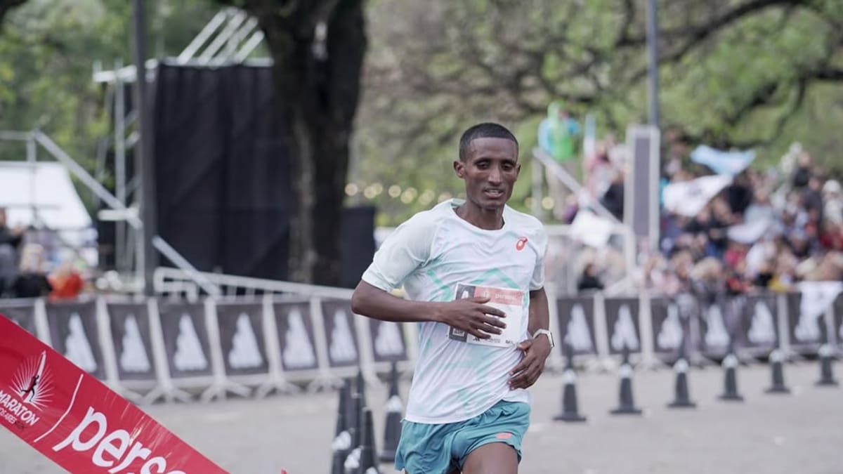 Habtamu Birlew Denekew, el etíope que ganó Maratón de Buenos Aires 2025.