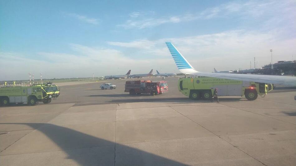 Avión de Aerolíneas Argentinas que aterrizó en emergencia en Ezeiza. Fotos gentileza de Aviacionline.