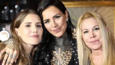 Micaela y Candelaria Tinelli junto a su mamá, Soledad Aquino