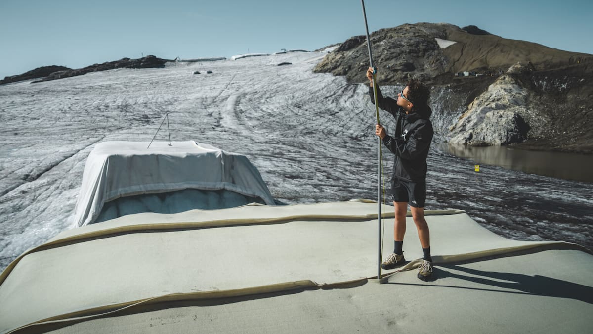 Cuatro estudiantes suizos cubrieron una parte del glaciar 3000 con lana de oveja para evaluar si puede frenar el deshielo.
