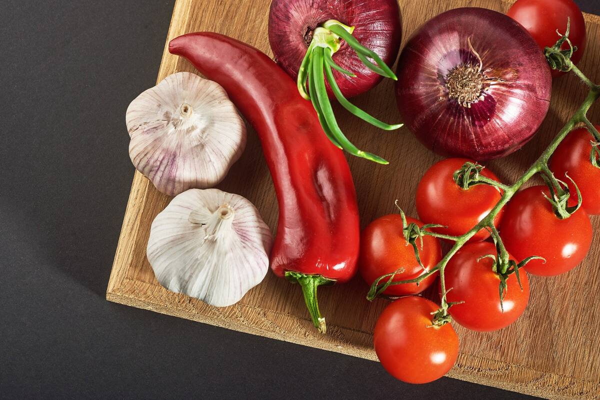 Sofrito ajo cebolla morrón comida verdura vegetales. Foto Unsplash