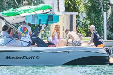 Lewis Hamilton y Shakira en un yate. Foto: Grosby.