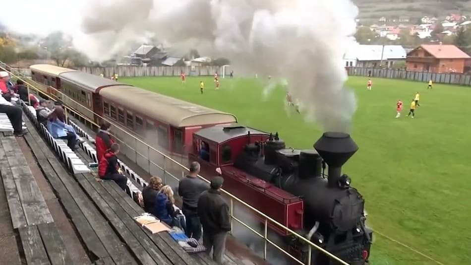 El tren que pasa por el estadio del club TJ Tatran Čierny Balog, de Eslovaquia. Foto: captura de pantalla.