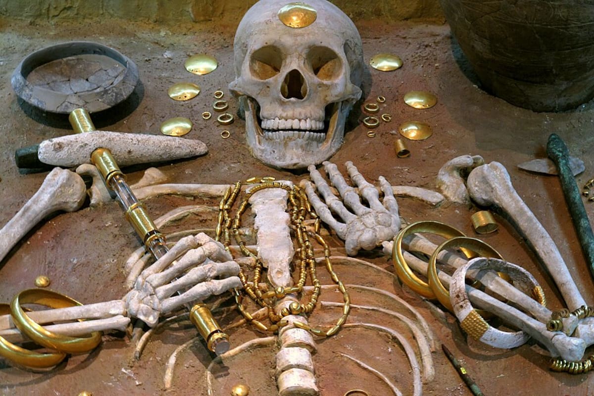La tumba del hombre de Varna con 990 objetos de oro de hace 6.500 años.