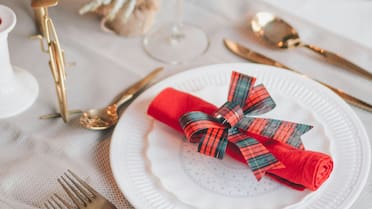 Chau a las clásicas servilletas tradicionales: la nueva tendencia para la mesa de Navidad 2025