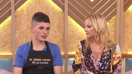 Ian junto a Carina Zampini en "El Gran Premio de la Cocina". Foto: captura eltrece.
