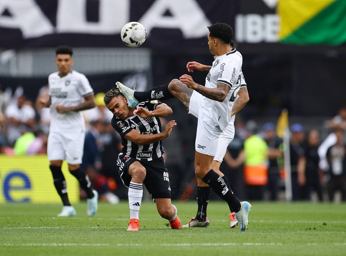 La patada de Gregore contra Fausto Vera; final Copa Libertadores. Foto: Reuters