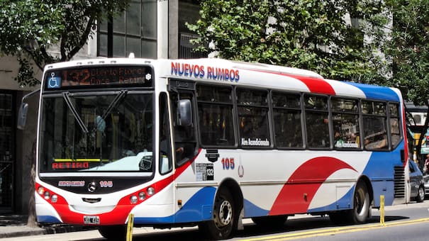 Eliminaron otra línea de colectivo del AMBA para fusionarse con otra: así es el nuevo recorrido ampliado