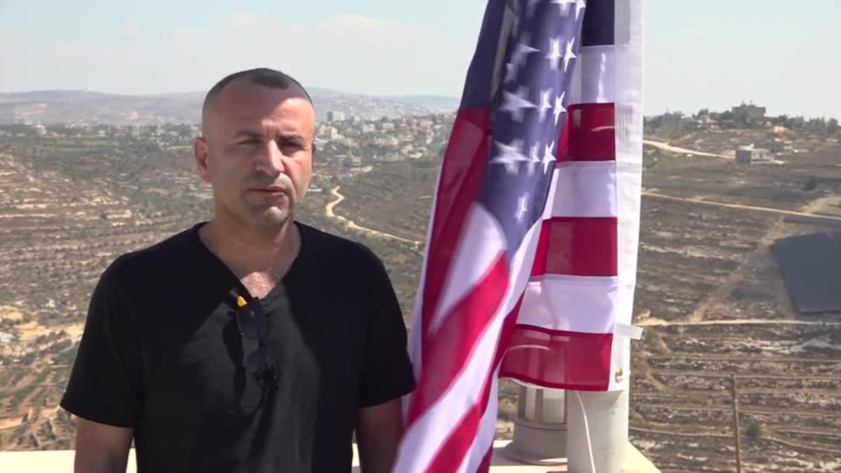 El palestino-estadounidense Loui Ridi logra acceder a su casa sitiada en Cisjordania, en Qusra.