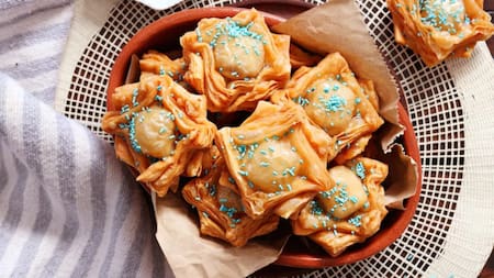 Para la merienda del 1º de Mayo: cómo preparar pastelitos fritos rellenos de queso con solo 4 ingredientes