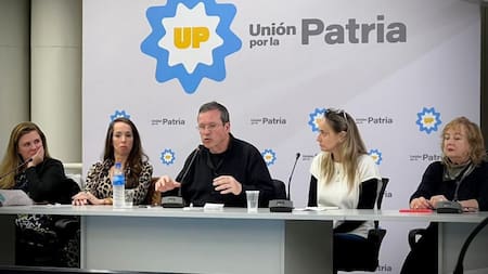 Malena Galmarini y Tristán Bauer en encuentro con personalidades de la cultura. Foto: Prensa.