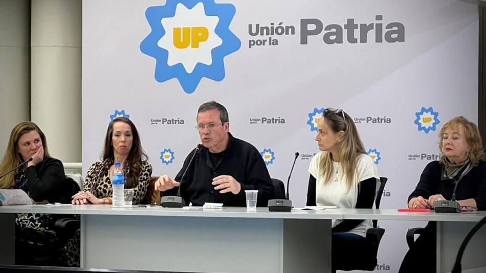 Malena Galmarini y Tristán Bauer en encuentro con personalidades de la cultura. Foto: Prensa.