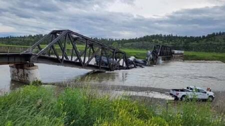 Se derrumbó un puente en Estados Unidos y un tren de carga cayó al agua Foto: NA.