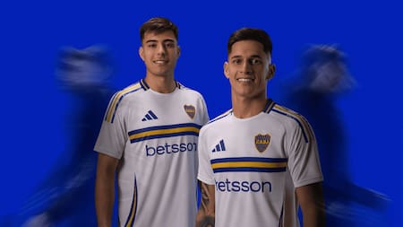 Aaron Anselmino y Brian Aguirre, con la nueva camiseta. Foto: X @BocaJrsOficial.