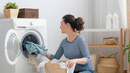 La maneras más cómodas de colgar la ropa luego de lavarlas y evitar el olor a humedad. Foto: Freepik.