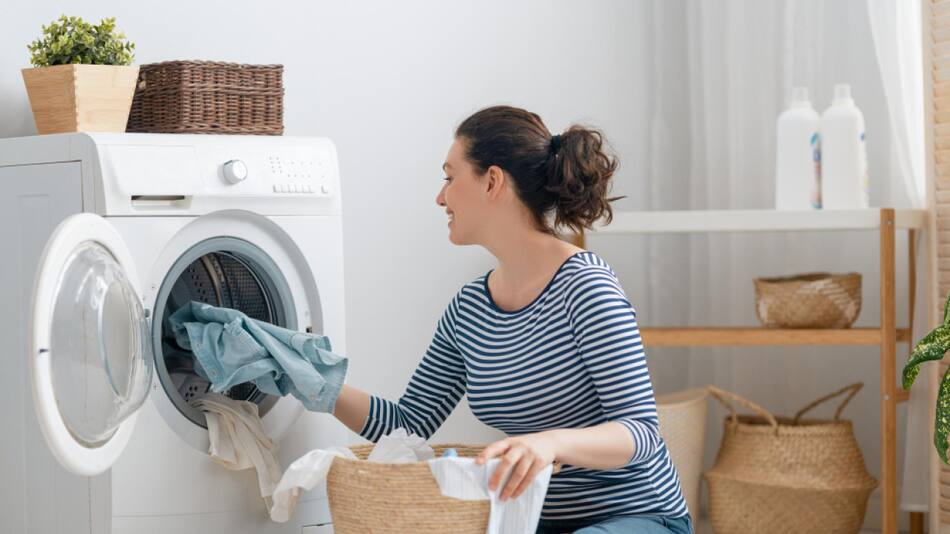 La maneras más cómodas de colgar la ropa luego de lavarlas y evitar el olor a humedad. Foto: Freepik.