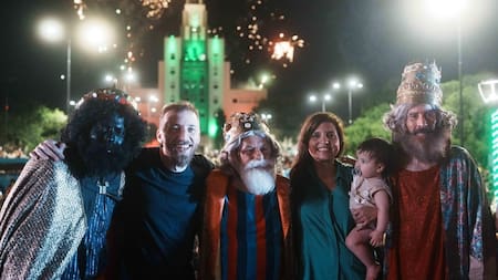 Federico Otermín participó del desfile de Reyes Magos junto a miles de vecinos en Lomas