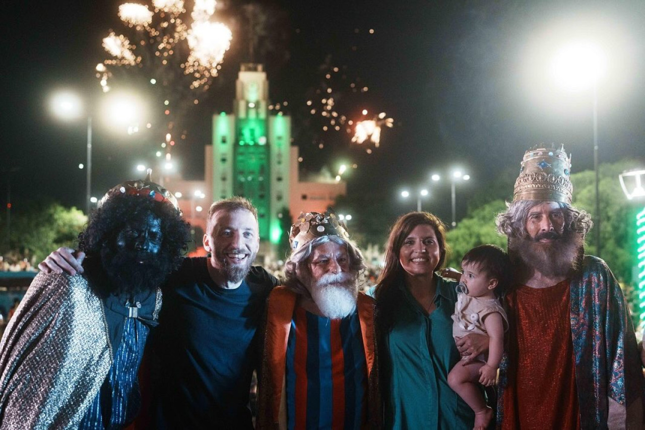 Federico Otermín participó del desfile de Reyes Magos junto a miles de vecinos en Lomas. Foto: Instagram @federico.otermin