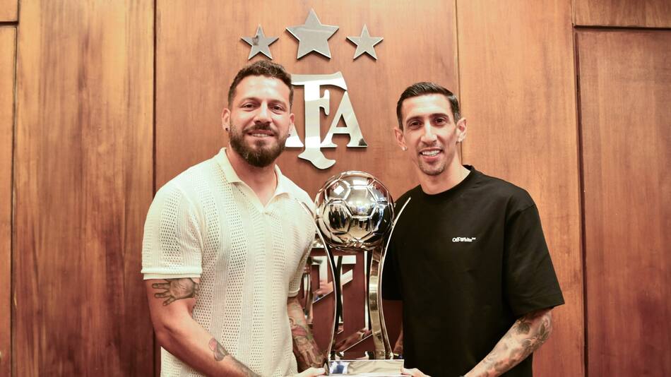 Jorge Broun y Ángel Di María con el trofeo de Campeón de Liga.
