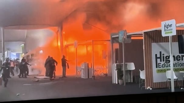 Incendio en la COP30: los videos más impresionantes de las llamas que obligaron a evacuar el reciento