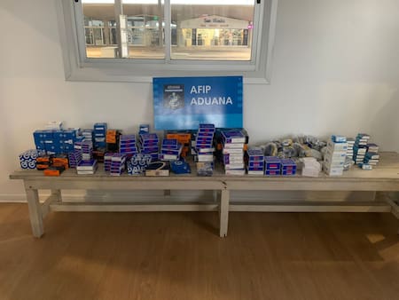 Operativo de Aduana para evitar el contrabando de repuestos de máquinas en Gualeguaychú. Foto: Prensa.