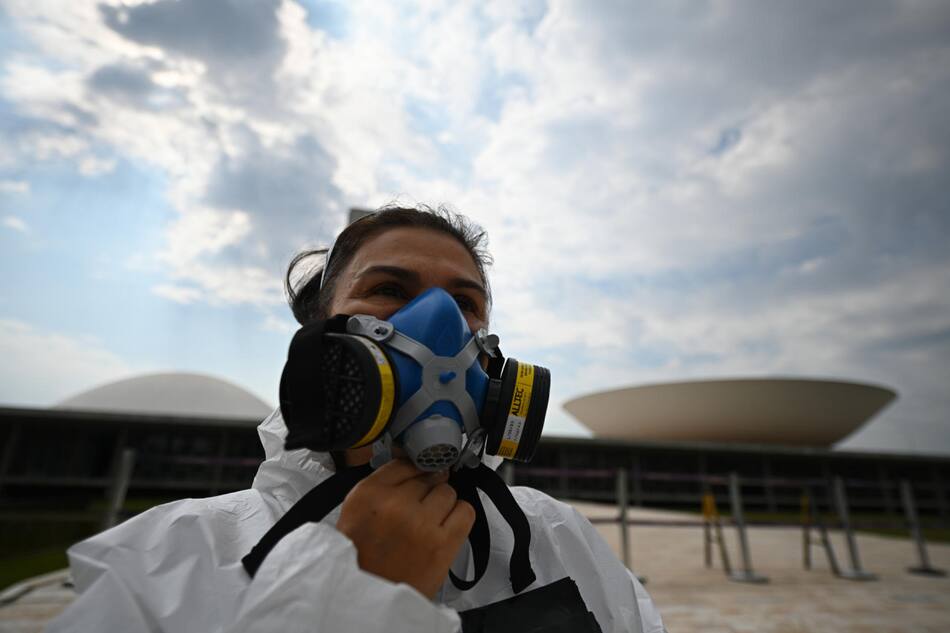 Activistas de Greenpeace hacen una protesta frente al Congreso Nacional en Brasilia. EFE.