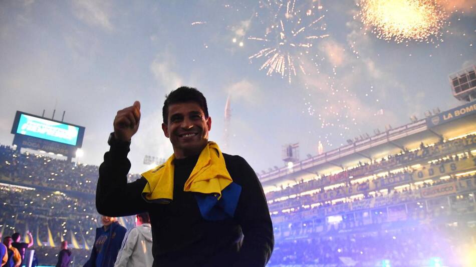 Hugo Ibarra y su primer título como entrenador de Boca. Foto: Télam.