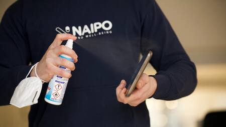 Limpieza con alcohol del celular. Foto: Unsplash