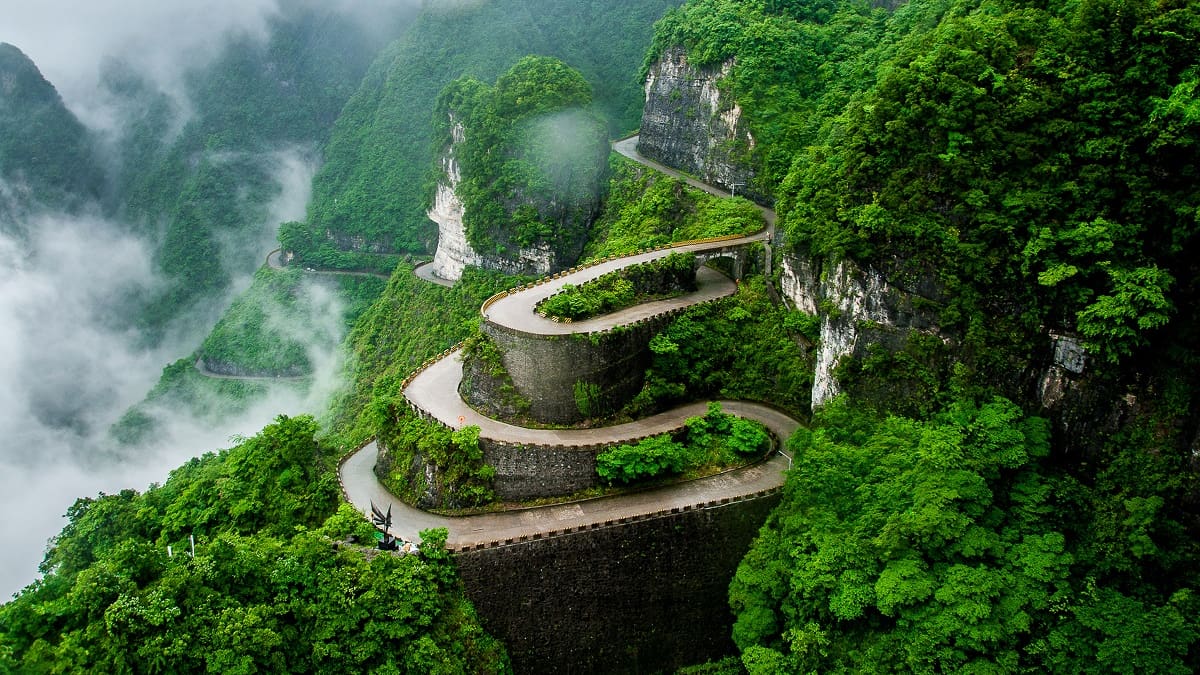La “Avenida hacia el Cielo”: así es la peligrosa carretera de China con 99 curvas que desafía a conductores profesionales