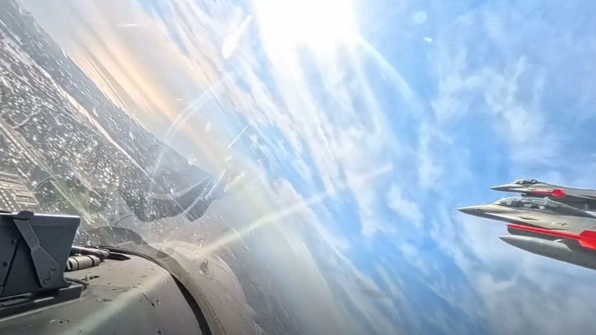 Desde la cabina de un piloto: el video más espectacular del sobrevuelo de los aviones F-16 por Buenos Aires