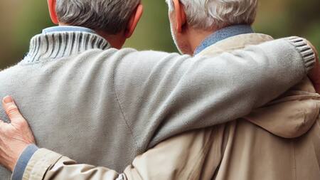 Un hombre de 76 años pudo adoptar a otro de 61. Foto: Inteligencia Artificial.